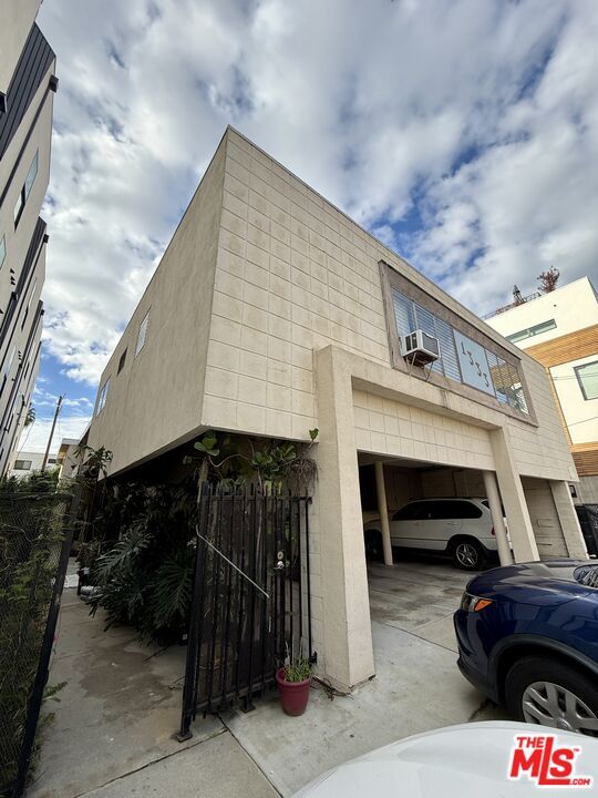 Building Photo - 1333 N Fuller Ave