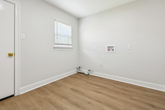 Building Photo - 433 Greenmount Dr