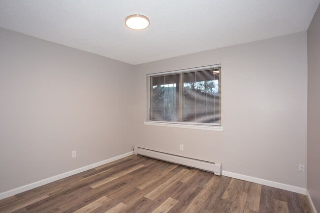 Building Photo - 2 Bed 1 Bath On Bus Route - Heat Included