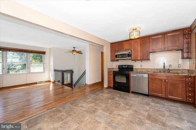 Building Photo - 11584 Liberty Oak Dr