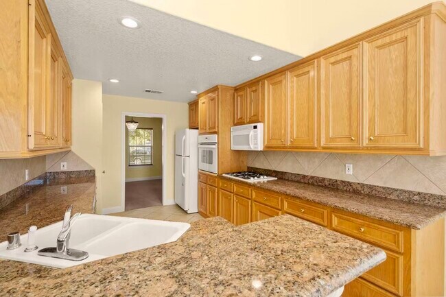 Building Photo - 3212 Glastonbury Dr