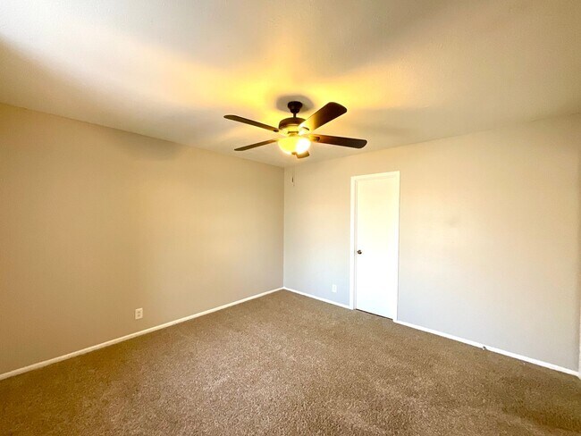 Building Photo - MUST SEE! 2 Bedroom / 1.5 Bath Duplex w/ Garage!