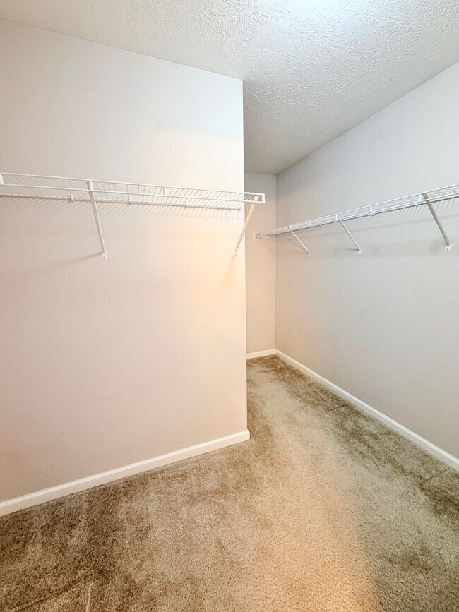 Building Photo - 1618 Woodside Cir