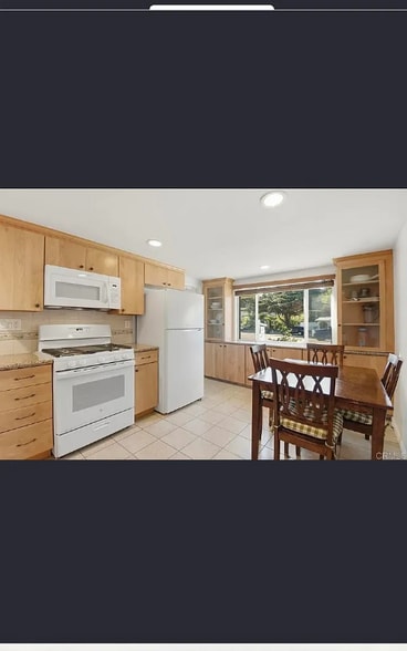 Building Photo - 5566 Streamview Dr