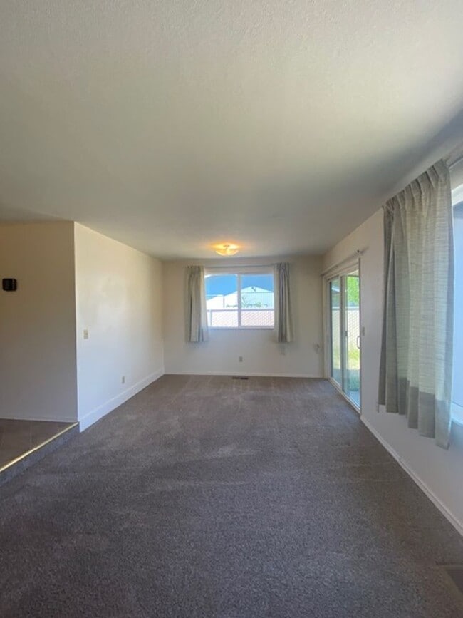 Building Photo - Charming 2 Bedroom Duplex With Fenced Yard In Quiet Neighborhood!