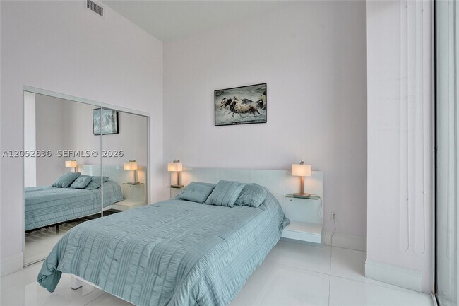 Building Photo - 16001 Collins Ave