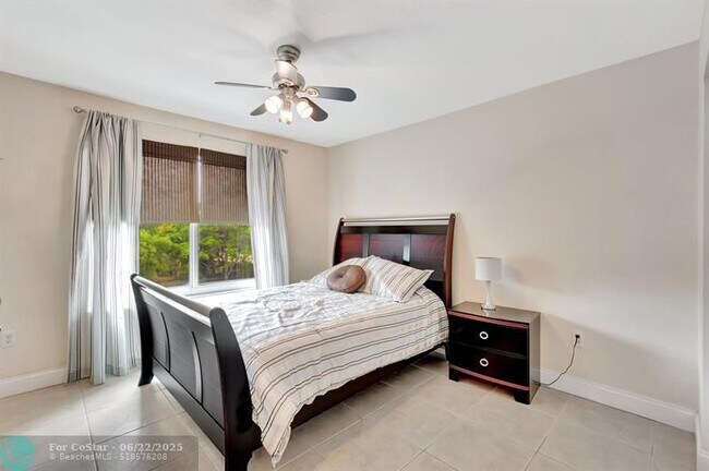Building Photo - 923 Villa Cir