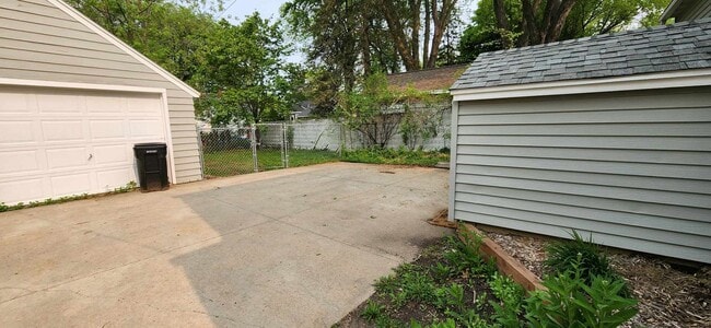 Building Photo - Move-In Ready Duplex Unit with Large Yard!