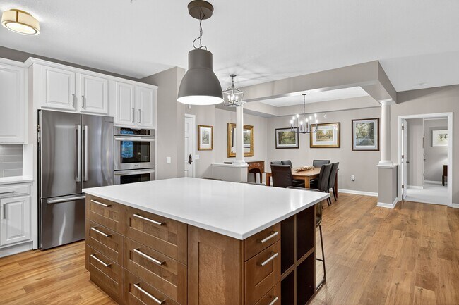 Building Photo - 5250 Grandview Square