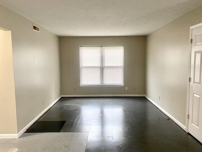 Building Photo - Updated second floor 2 bedroom apartment in West Louisville- Section 8 accepted *$200 Amazon Gift...