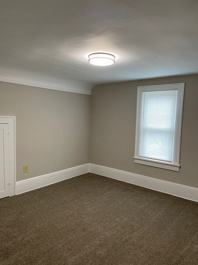 Building Photo - 147 Conrad St