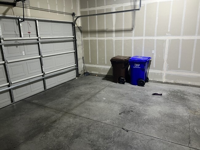 Building Photo - 1526 NE Market Dr