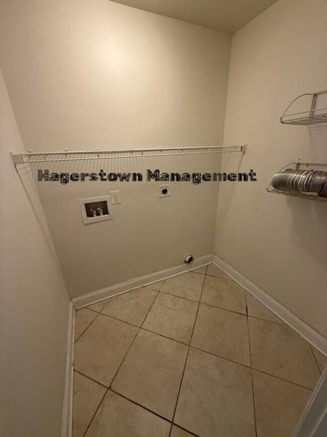 Building Photo - Halfway Townhouse - close to shopping and dining