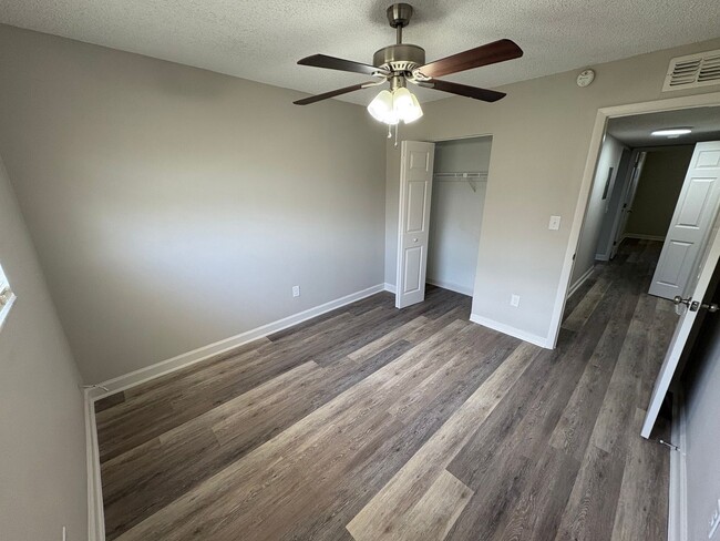 Building Photo - 3/2 Condo - Fully Renovated and Near Downt...