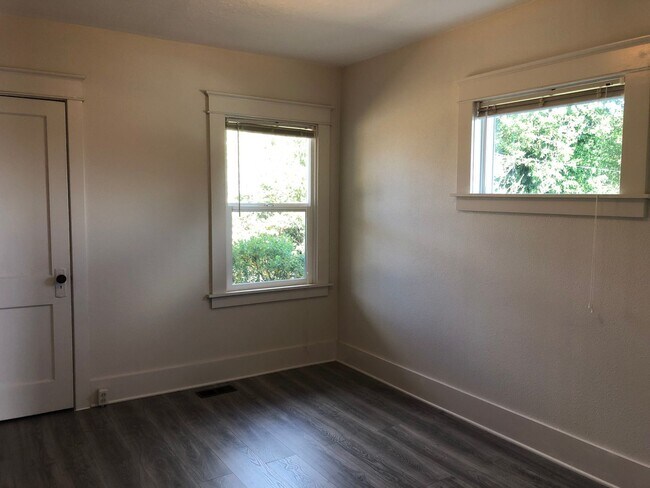 Building Photo - 2078