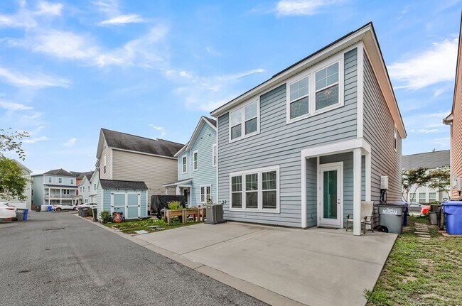 Building Photo - Charming Partially Furnished 3BR/2.5BA Home in the Heart of Park Circle — Available for Quick Mov...
