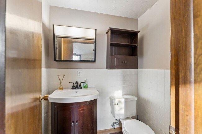 Building Photo - Sun Room!