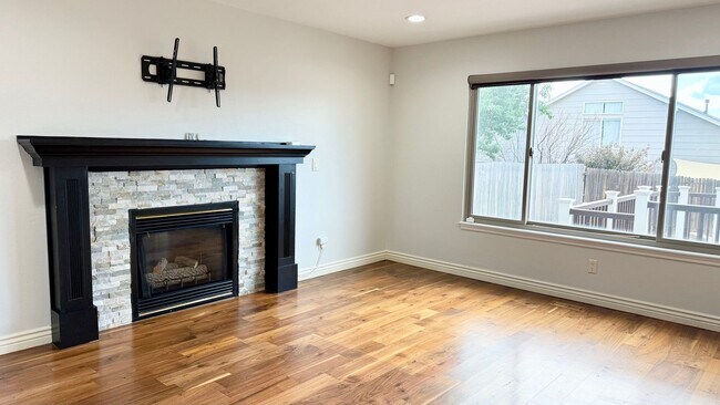Building Photo - GOURMET KITCHEN-D20-6 BEDROOMS