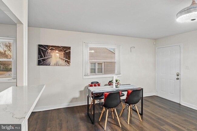 Building Photo - 903 Montrose Ave