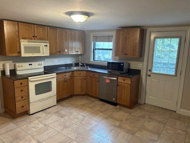 Kitchen - 216 Dorchester St