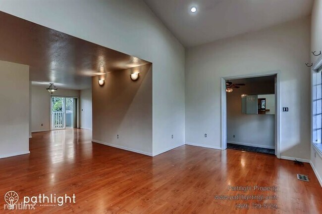 Building Photo - 1305 37th St SE