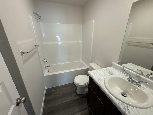 Building Photo - Now Pre-Leasing — Comfortable 3 Bedroom, 2 Bath Living in Barberry Court