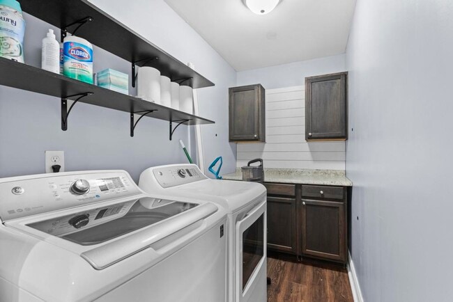 Building Photo - 301 Pine Ridge Ln