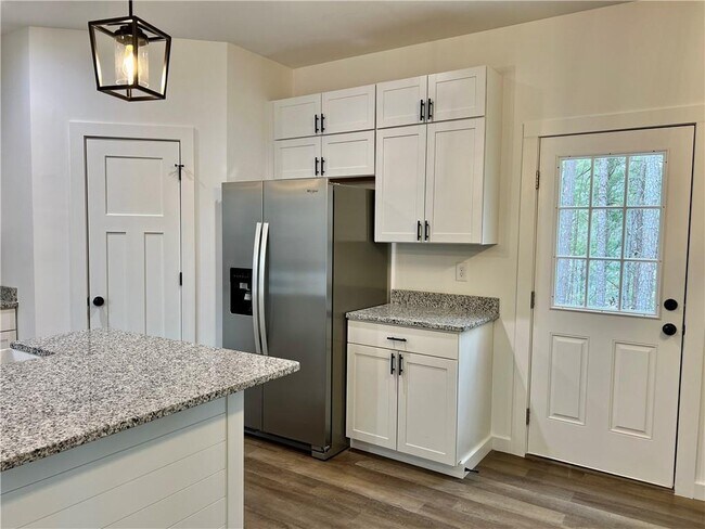 Building Photo - 24 Rocky Cir NE