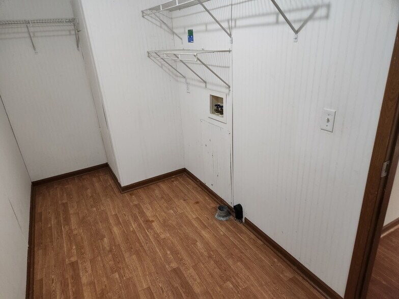 Building Photo - 130 Meadows Ln