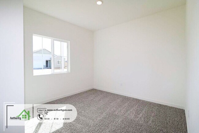 Building Photo - 2141 Hilltop Dr