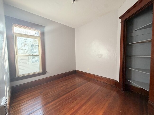 Building Photo - 1123 W Belden Ave
