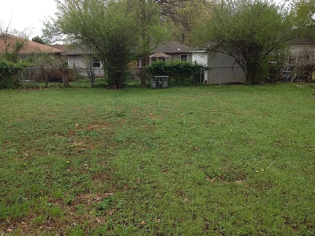 Building Photo - 4 Bed | 2 Bath in Midtown!