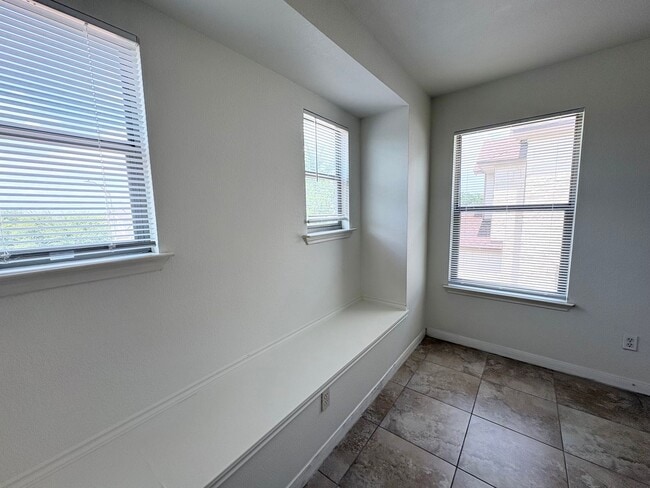 Building Photo - 2502 Perkins Pl