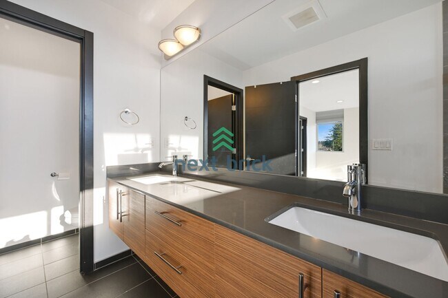 Building Photo - 3 BED & 2.5 BATH SINGLE FAMILY HOUSE FOR RENT