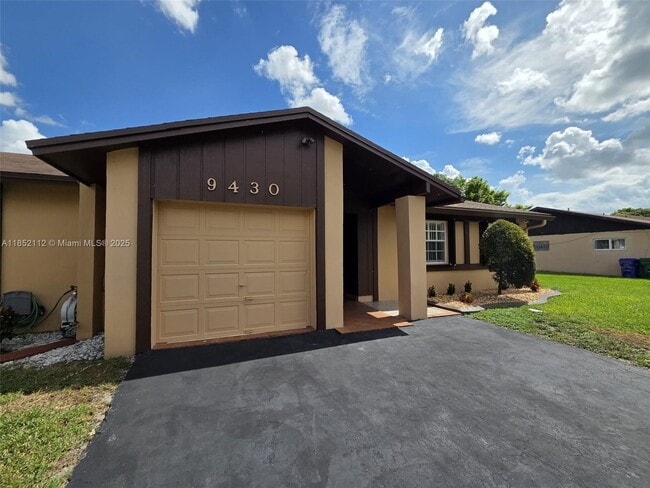 Building Photo - 9430 S Meadows Cir