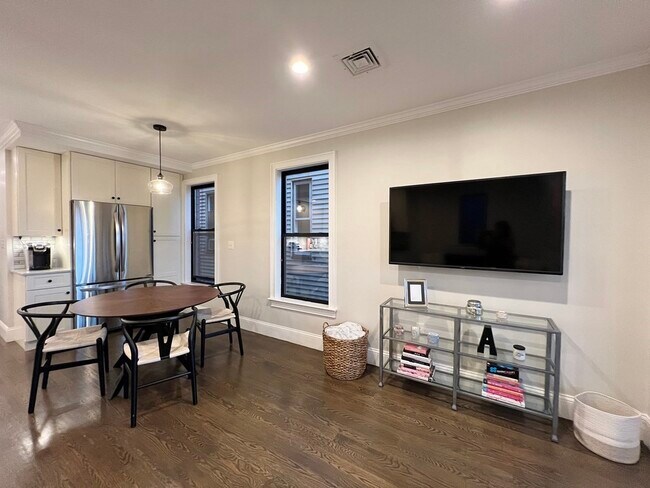 Building Photo - 498 Sumner St