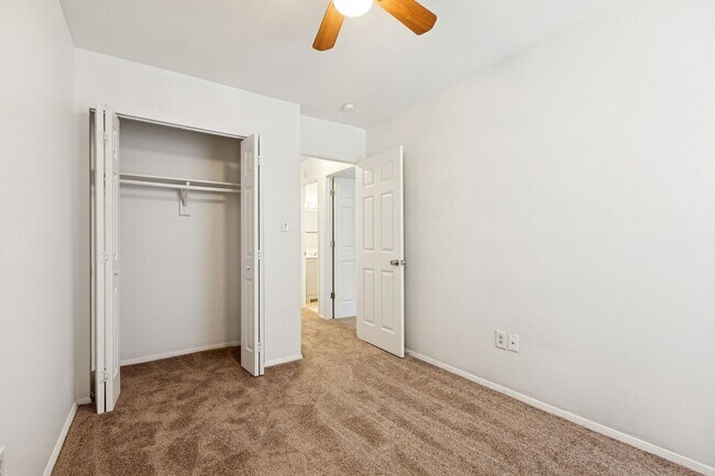 Building Photo - Cute townhome in Cavalier Manor!