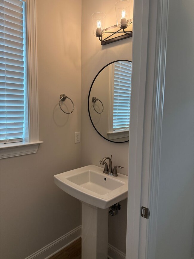 Building Photo - Easy access in Red Bank