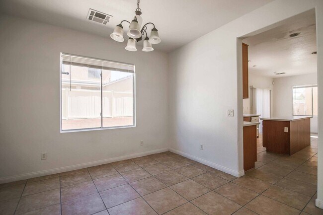 Building Photo - Cute 5 Bedroom Home with a 3 Car Garage!