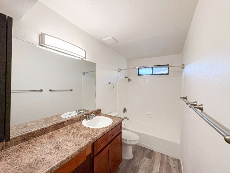 Building Photo - 515 E Dunbar Dr