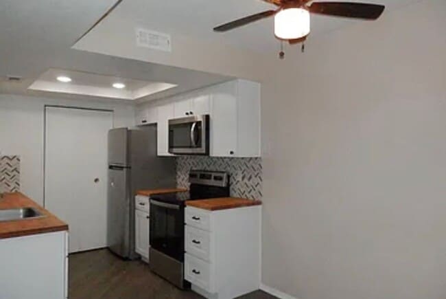 Building Photo - AVAILABLE 8/1 -  2 bed / 2 bath renovated ...