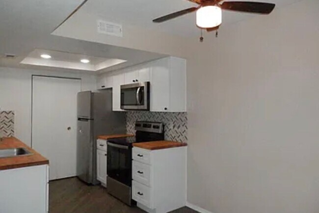 Building Photo - AVAILABLE 8/11 -  2 bed / 2 bath rennovate...