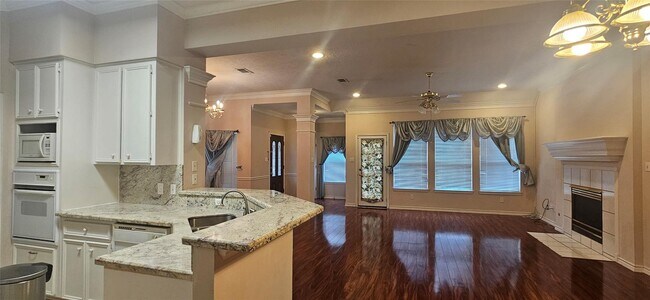 Building Photo - 1903 N Travis St