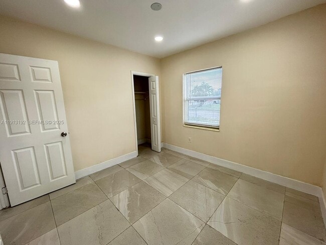 Building Photo - 610 E 8th Ave