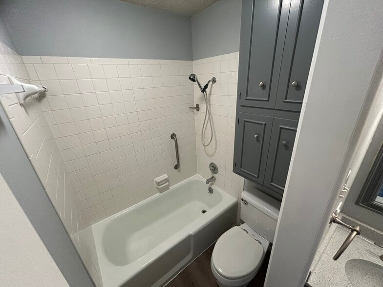 Master Bath - 4506 65th St