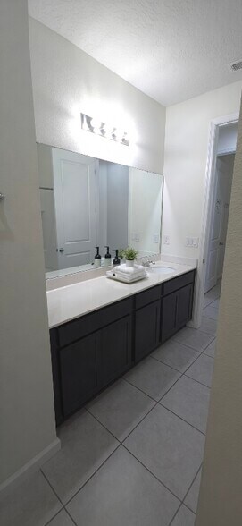 Building Photo - 5631 Western Sun Dr