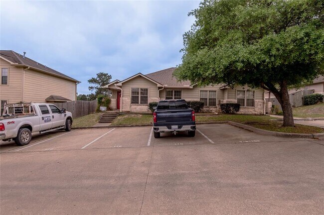 Building Photo - 110 Sendero Dr