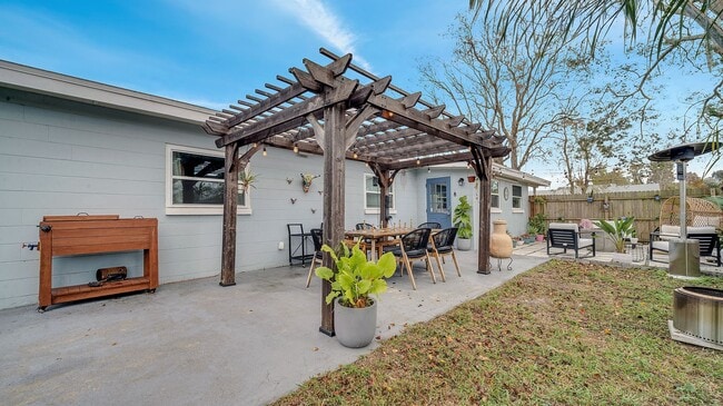 Building Photo - Cozy Remodeled 3/2 in North Orlando! Available February 2026!
