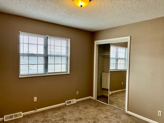 Building Photo - 2342 S Crysler Ave