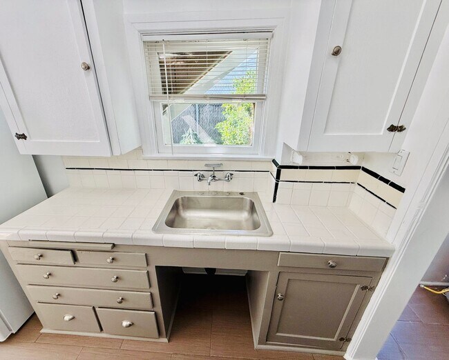 Building Photo - 1801 W 39th St